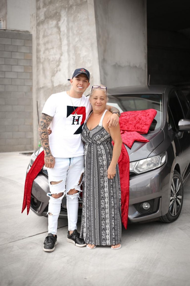 Wellington Martins presenteia e surpreende sua mãe no Dia Internacional da Mulher