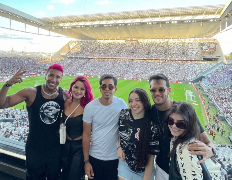 Apollo Sant, Manuela Perez e Carol Chamberlain